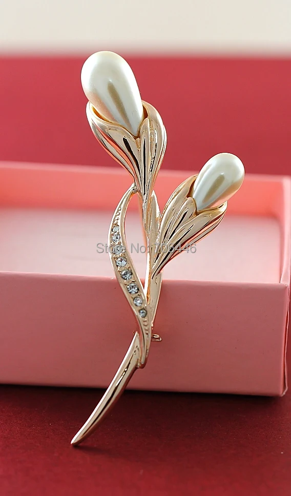 Элегантная металлическая брошь в виде цветка с кристаллами Стразы и жемчугом |