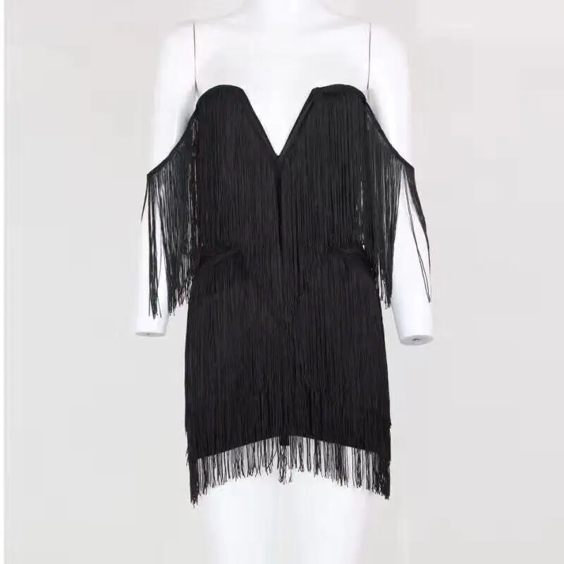 Женское трикотажное платье с открытыми плечами черно-белое облегающее