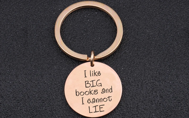Для книг Lover Bookworm Брелоки для ключей подарочные гравированные мне нравятся большие книги и я не могу лежать круглый брелок Шарм бирка модные ювелирные изделия