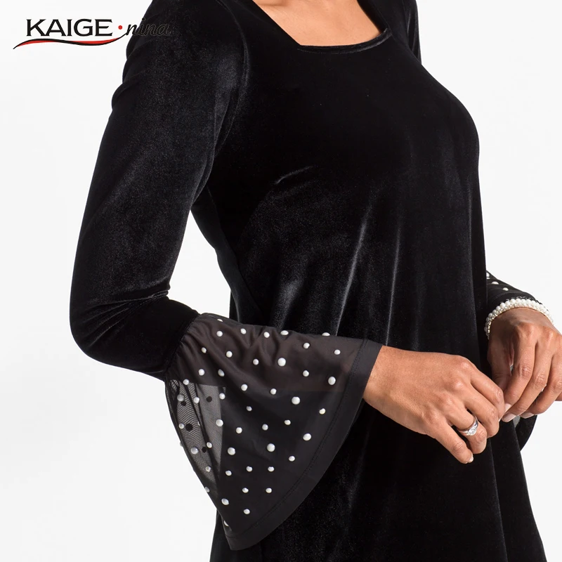 Бархатное вечернее платье черного цвета с квадратным воротником и расклешенными