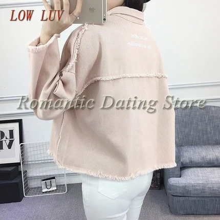 Женская джинсовая куртка короткая Облегающая с отложным воротником розовая