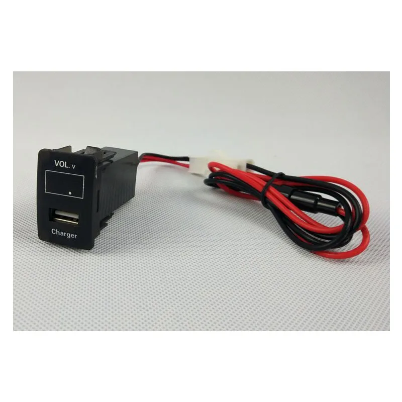 Автомобильное зарядное устройство с USB разъемом и индикатором