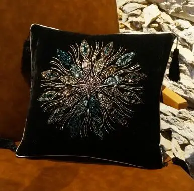 Бархатные диванные подушки со стразами 45x45 см