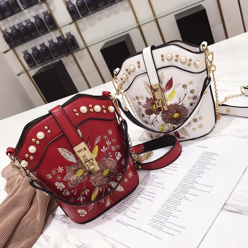 Женская сумка через плечо из искусственной кожи с цветочной вышивкой украшенная