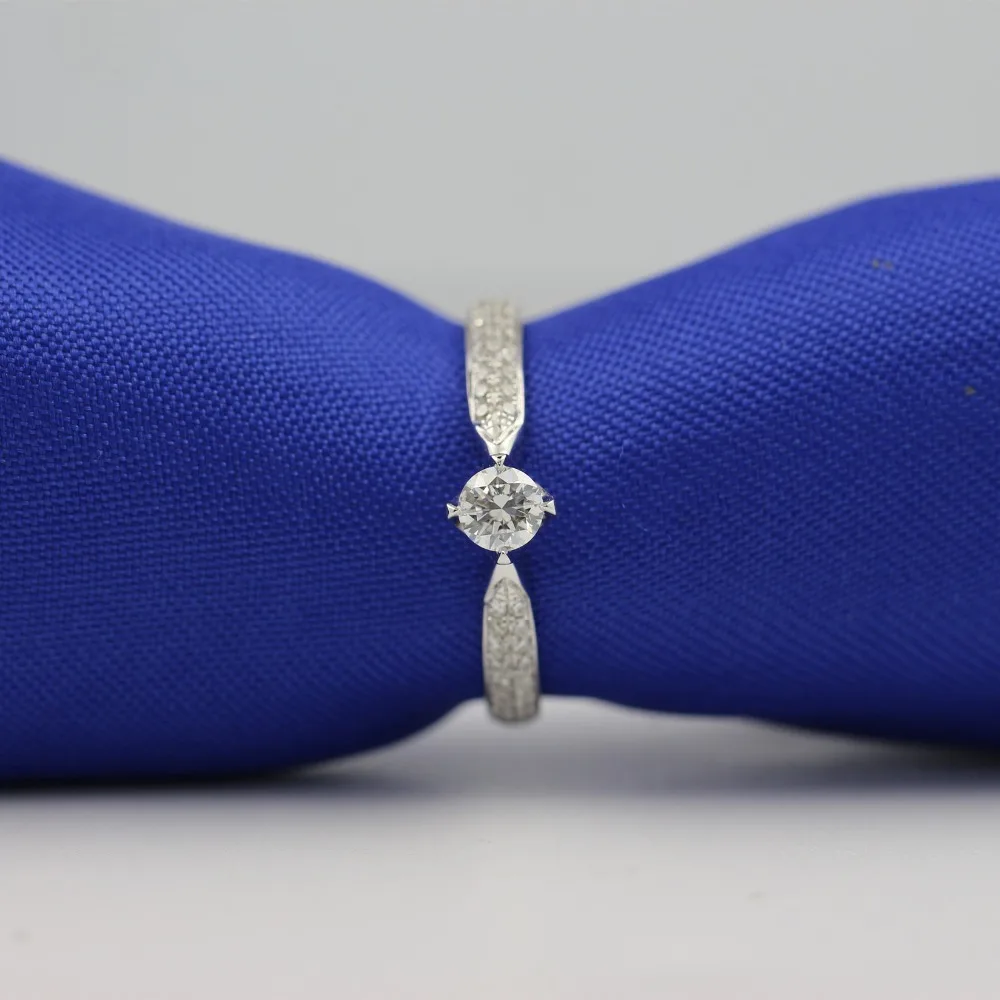 Женское круглое кольцо LASAMERO дизайнерское с натуральным бриллиантом 18 К белое