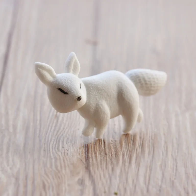 

Цзиндэчжэнь оригинальный дизайнер чисто ручной работы керамическая Arctic Fox брошь на Воротник модные украшения значок ювелирные изделия акс...