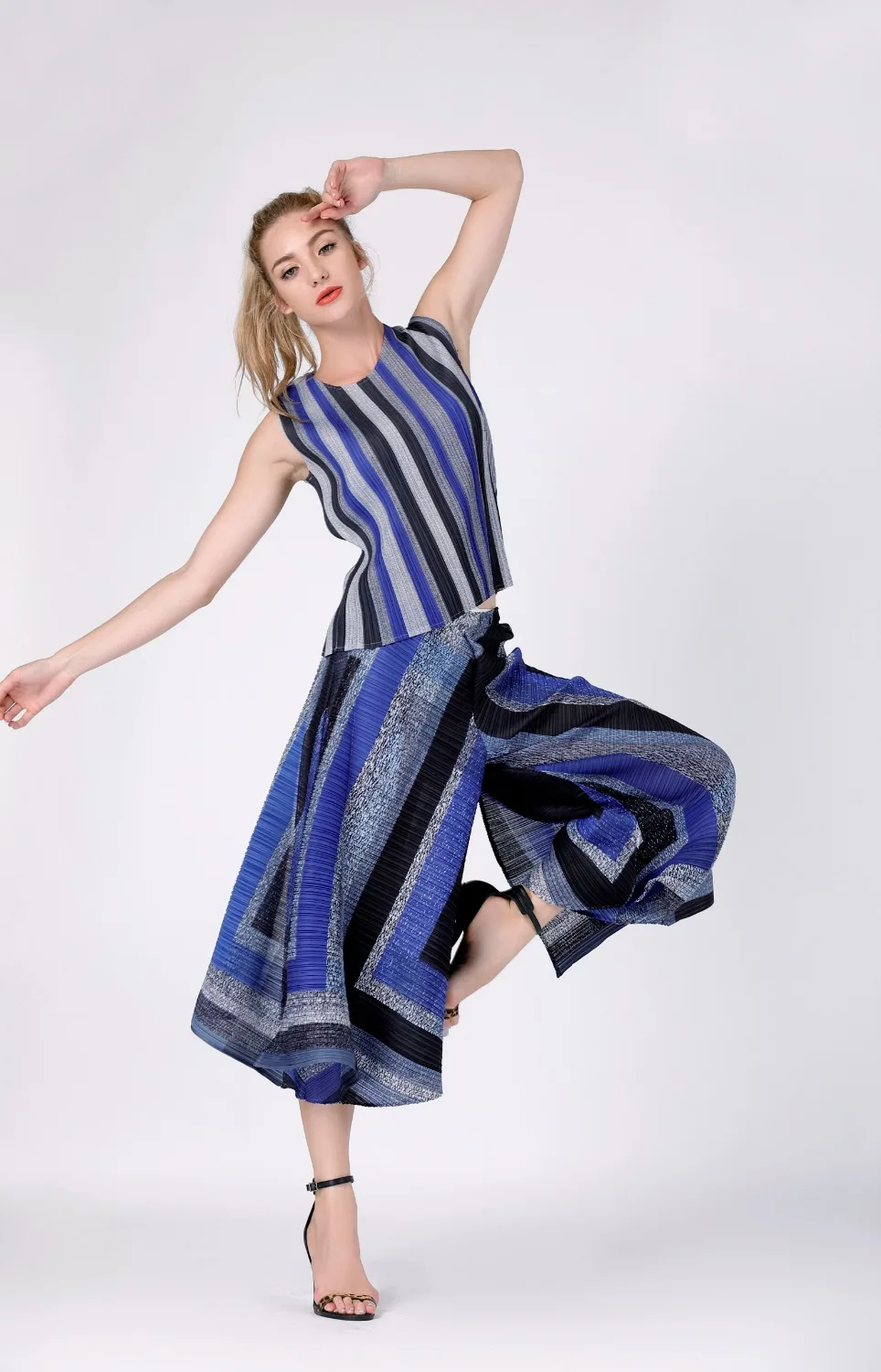 Лидер продаж Женский комплект из двух предметов топ в полоску миаке со складками