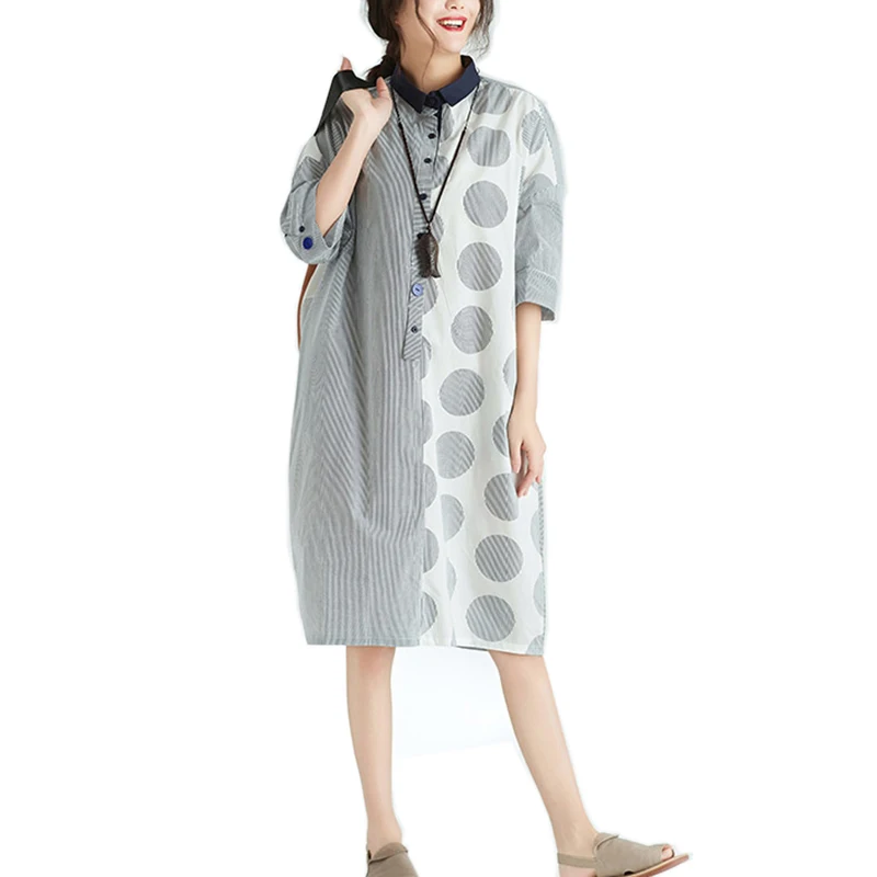 Возможно короткое платье в серую полоску горошек с отложным воротником и