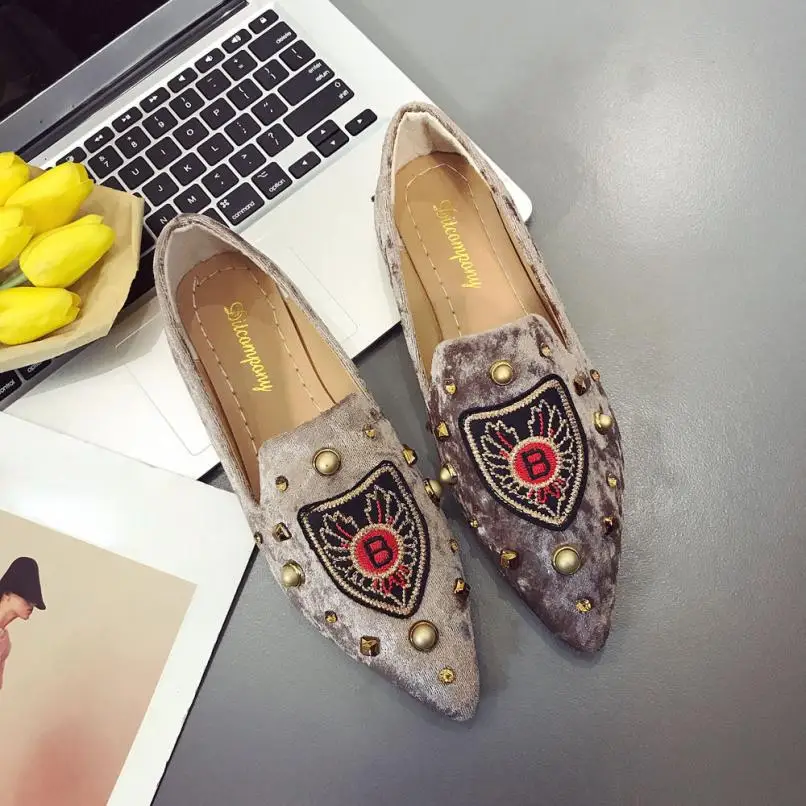 Khaki Туфли на плоской подошве с вышивкой; модные женские туфли из мягкой замши с заклепками; женские повседневные тонкие туфли с острым носком без застежки; zapatos mujer - Цвет: Khaki