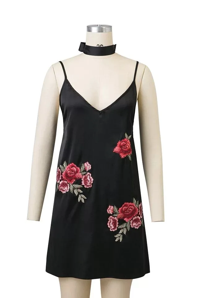 Атласное женское платье на бретельках с цветочной вышивкой сексуальное