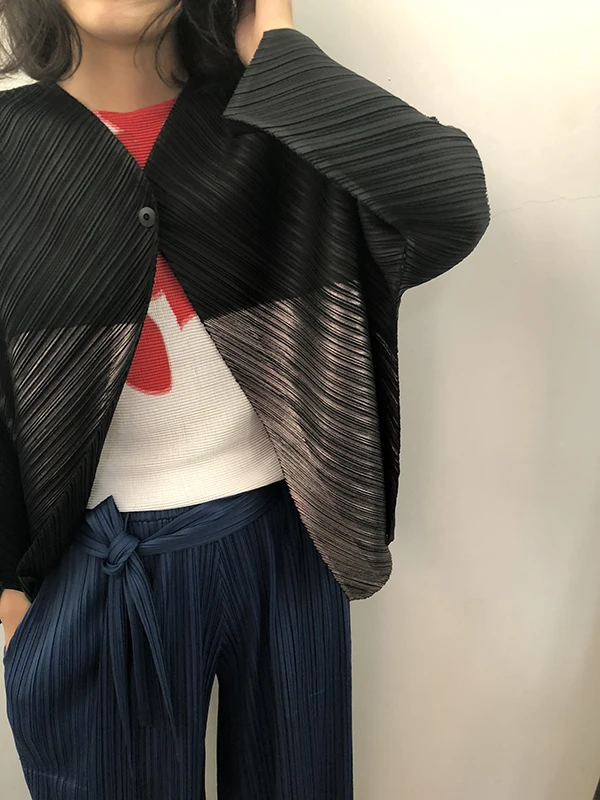 Женская куртка Changpleat черная Свободная с треугольным вырезом большие размеры