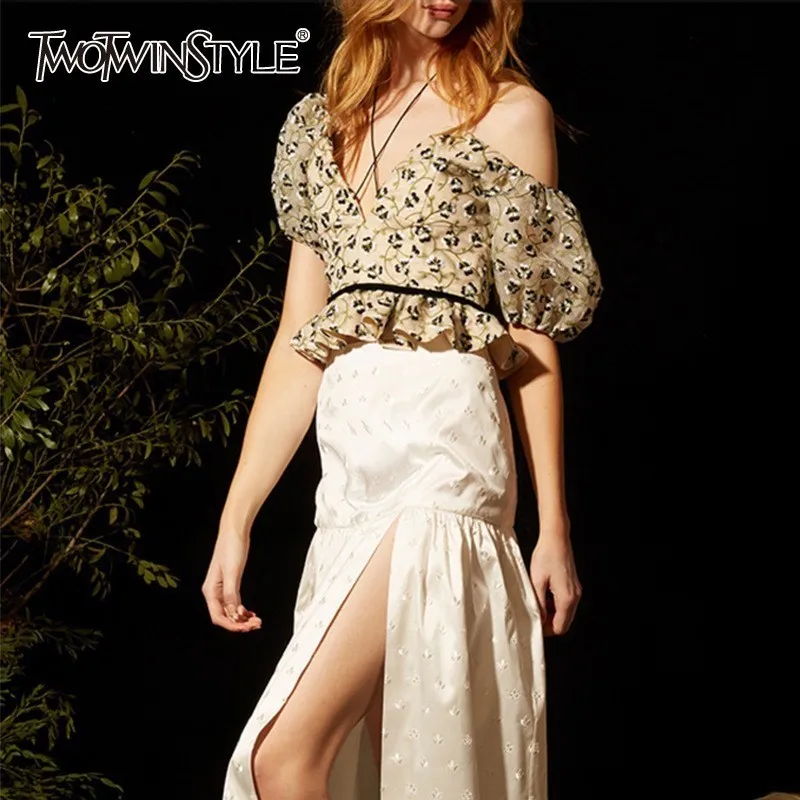 Женская блузка с цветочной вышивкой TWOTWINSTYLE летняя вырезом лодочкой открытыми