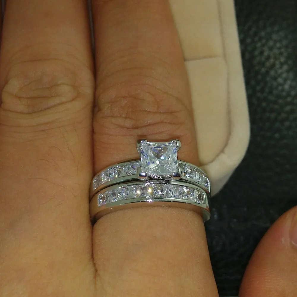 Кольцо женское обручальное из белого золота 10 карат с искусственными камнями |