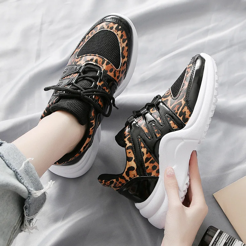 Новинка женские кроссовки с леопардовым принтом модные высококачественные на