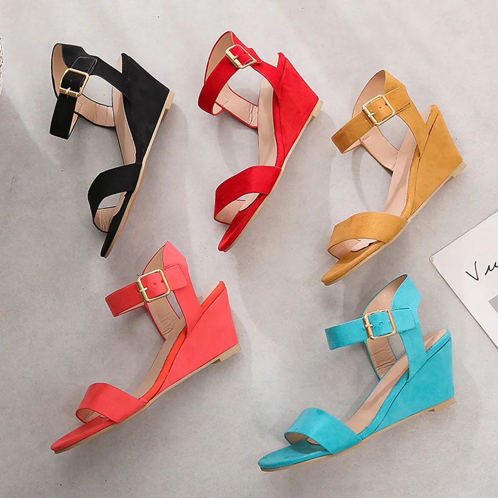 Летние босоножки женские модные однотонные на танкетке с пряжкой и ремешком в