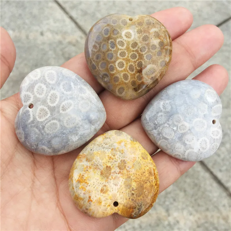 Подвеска с натуральным коралловым камнем и хризантемой подвеска в виде сердца