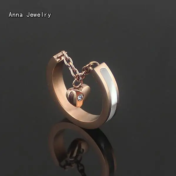 Кольцо в романтическом стиле с сердечком розовое золото сталь белым корпусом.