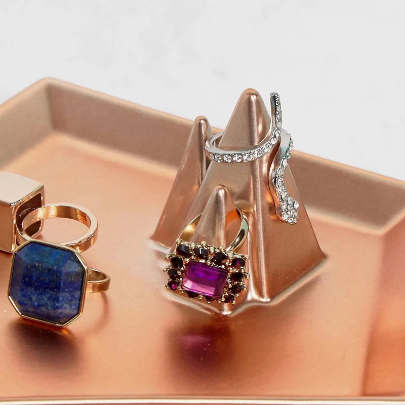 European home furnishings are decorated with pottery and porcelain ring necklace for Jewelry collection tray |