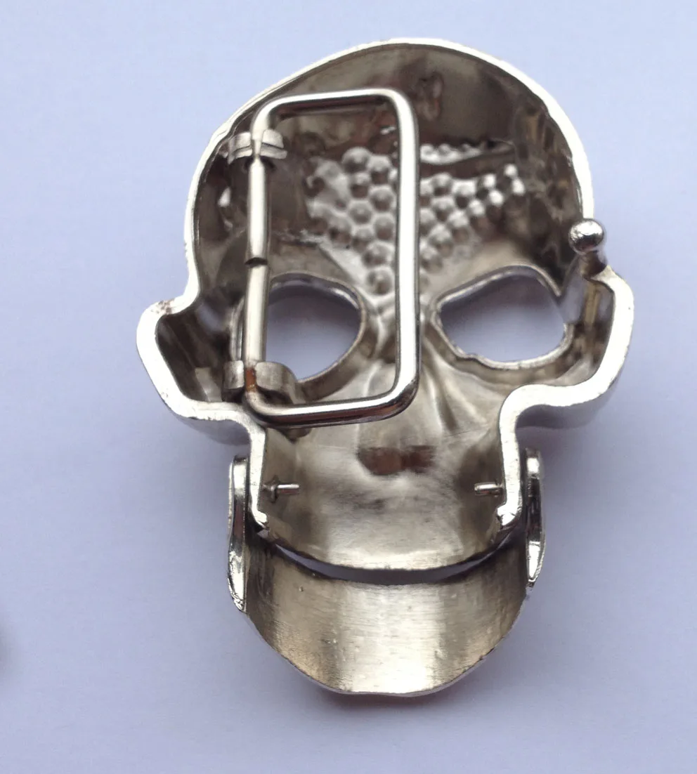 Череп подвижных челюстей с хромированным зеркалом как готовая пряжка для