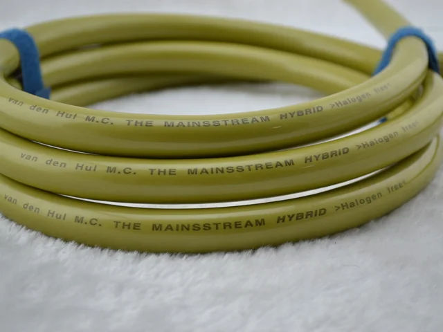 M.C the mainsstream Hybrid Halogen Free power cable sold per meter | Электроника