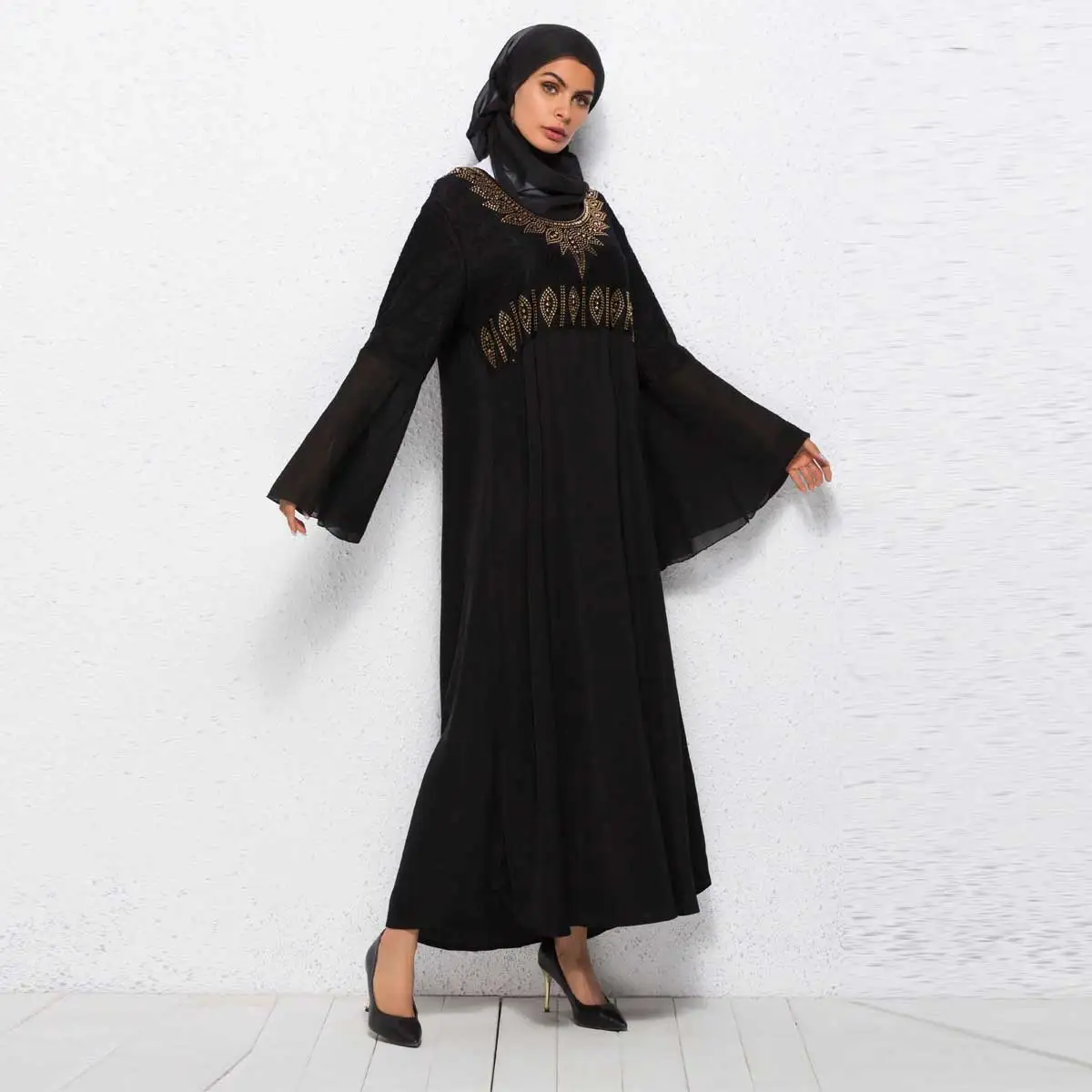 Женское шифоновое макси платье со стразами и бусинами расклешенное с длинным