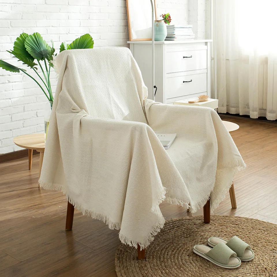 Бежевое покрывало для дивана противоскользящее мягкое полотенце с кисточками