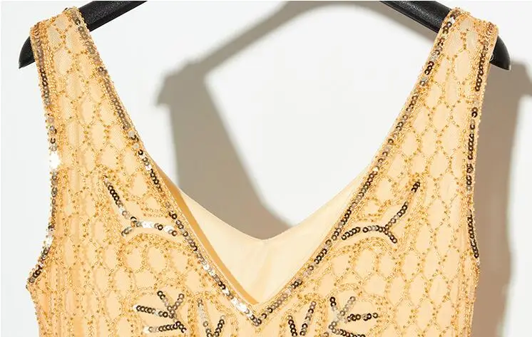 Женское платье с золотыми бусинами украшенное блестками v-образным вырезом