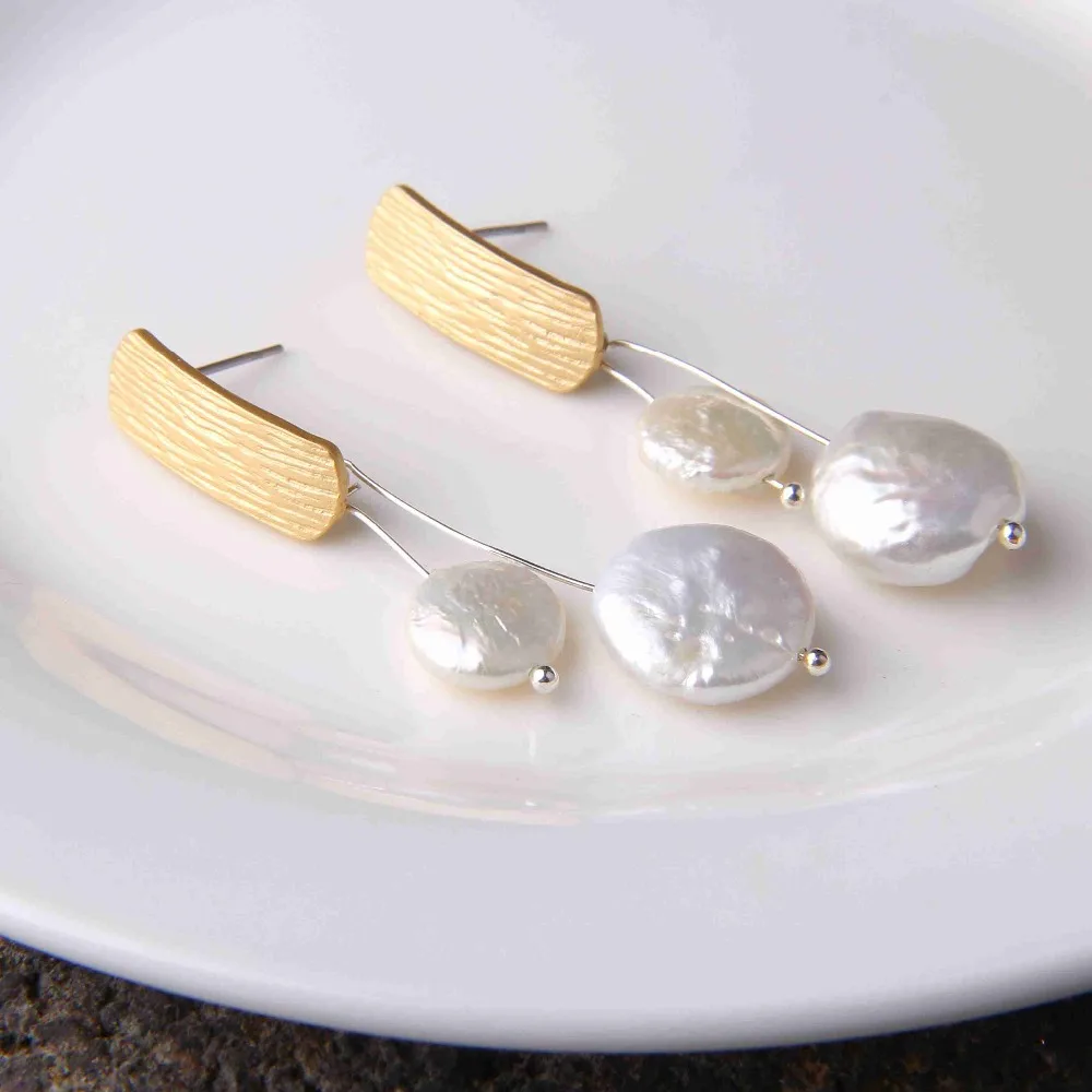 Длинные серьги с натуральным жемчугом геометрические в минималистическом стиле