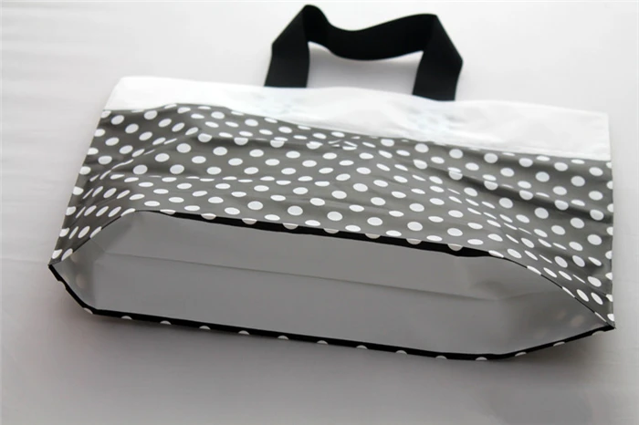 Пластиковый подарочный пакет с ручкой в черный горошек сумка для футболок