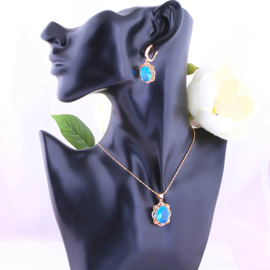 Любовный монолог эстетическое голубое небо с кристаллом и кубическим цирконием