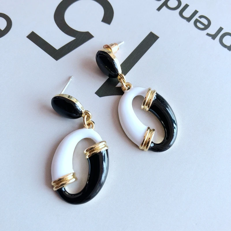 

Black And White Enamel Fashion Elegant Exquisite Stud Earrings For Women