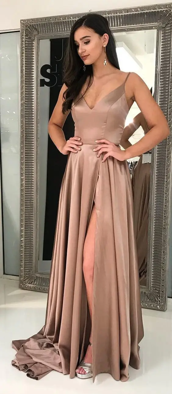 Длинное атласное вечернее платье с v образным вырезом на тонких бретельках