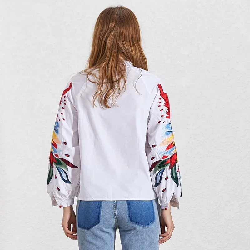 Женская блузка с вышивкой TWOTWINSTYLE летняя круглым вырезом и рукавами-фонариками