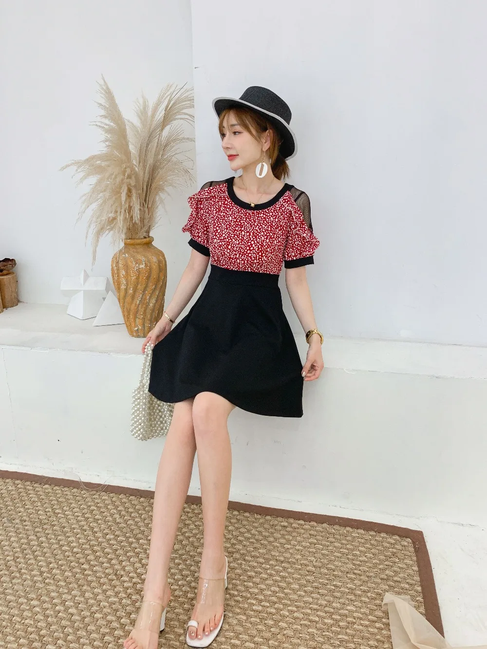 Женское платье с оборками на плечах облегающее ТРАПЕЦИЕВИДНОЕ в горошек