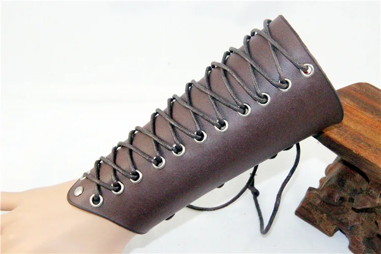 Brown Аниме игра Человек косплей реквизит из натуральной кожи Bracer Arm Armor Assassins creed нарукавная повязка манжета средневековая манжета крест цепь - Цвет: Brown
