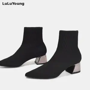 Зимние новые короткие сапоги на среднем каблуке с острым носком