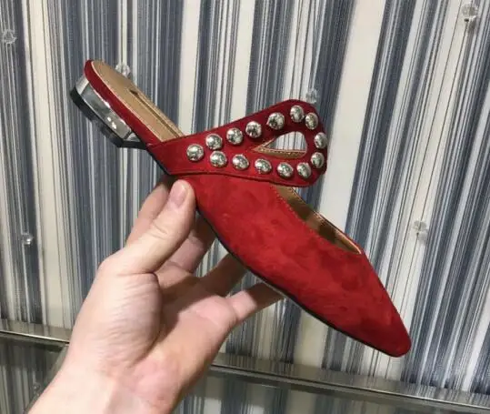 red Летние шлепанцы для женщин, замшевые женские мюли на плоской подошве с металлическими заклепками, Вьетнамки высокого качества, Повседневная Удобная пляжная обувь для женщин - Цвет: red