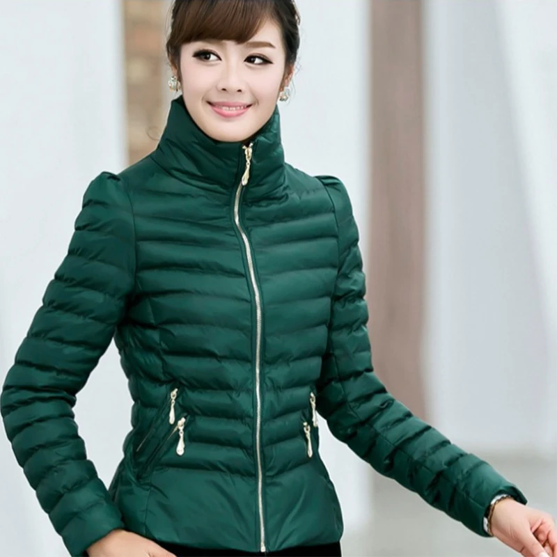 Женское пальто с хлопковой подкладкой облегающее зеленого цвета коротким