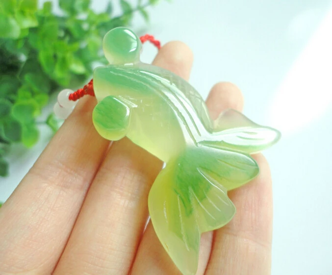 Кулон + 409 рыба в воде. Маленькая золотая рыбка с резьбой естественного цвета |