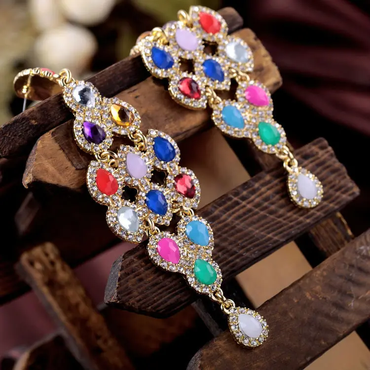 Яркие блестящие изысканные вечерние серьги яркого цвета с кристаллами в форме