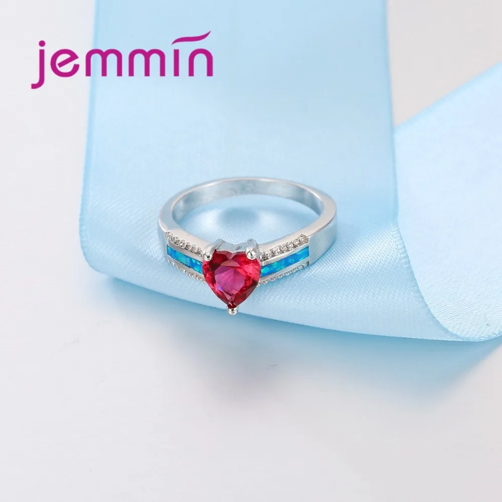 Женское кольцо из серебра 925 пробы с треугольным красным кристаллом и голубым