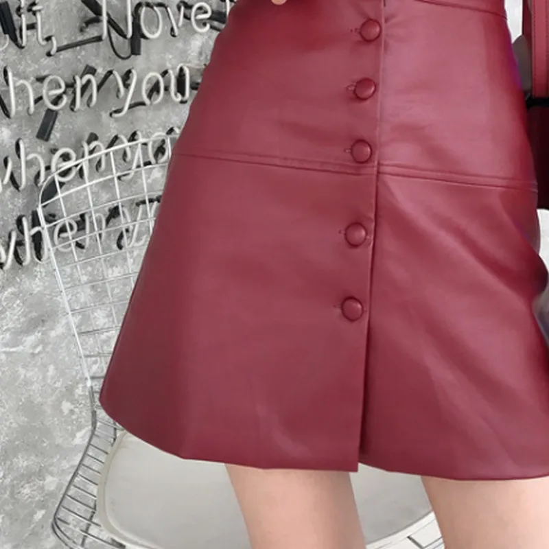 Женская мини юбка из лакированной кожи с высокой талией бордовая однобортная