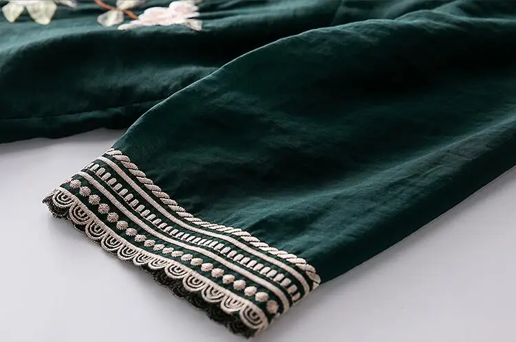 Женское летнее платье с вышивкой элегантное облегающее воротником-стойкой и