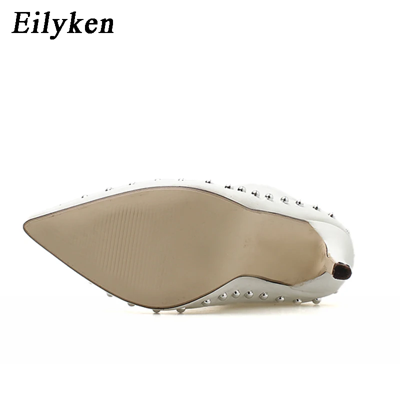 Eilyken; Новинка года; дизайнерские женские ботинки; Зимние ботильоны с острым носком, украшенные металлическими заклепками; модная женская обувь; ботинки на резиновой подошве; Цвет Черный