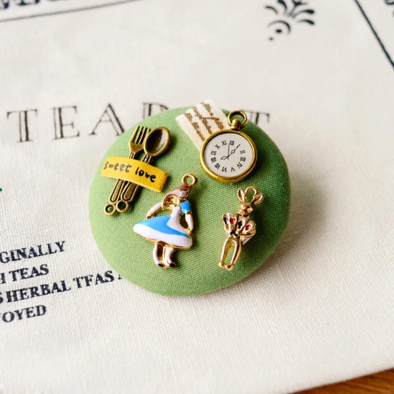 Фильм Алиса в стране чудес вечерние Ювелирное Украшение брошь виде булавки Kingsley