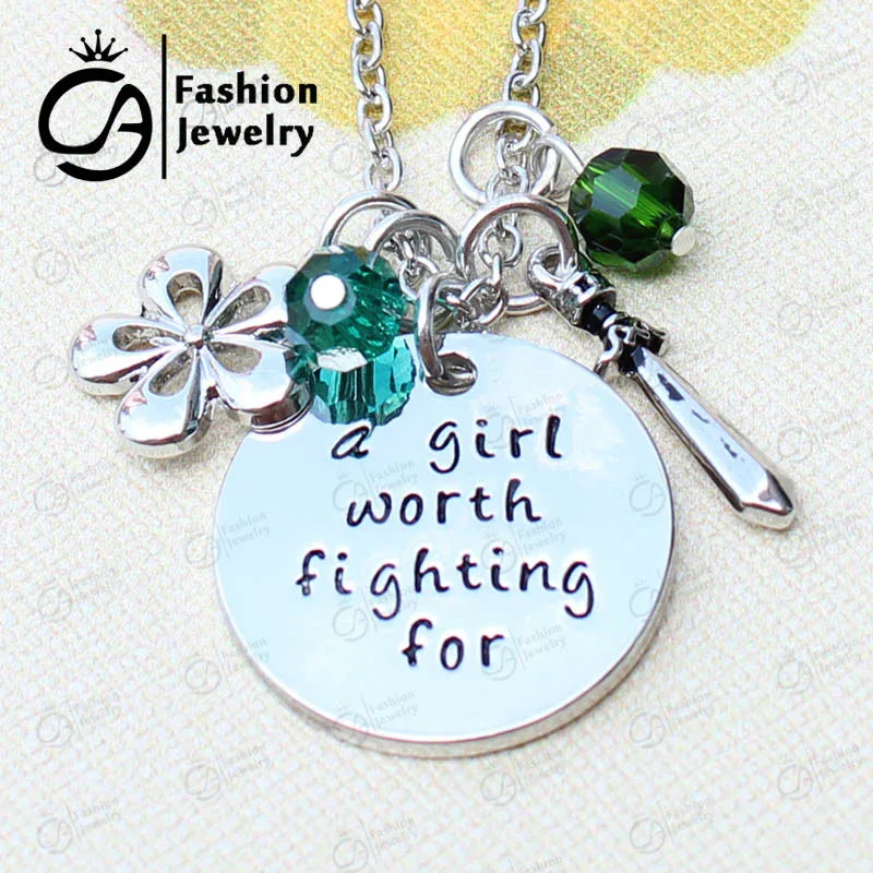 Девушка стоит борьбы за амулеты ожерелье Рождественский подарок ювелирные