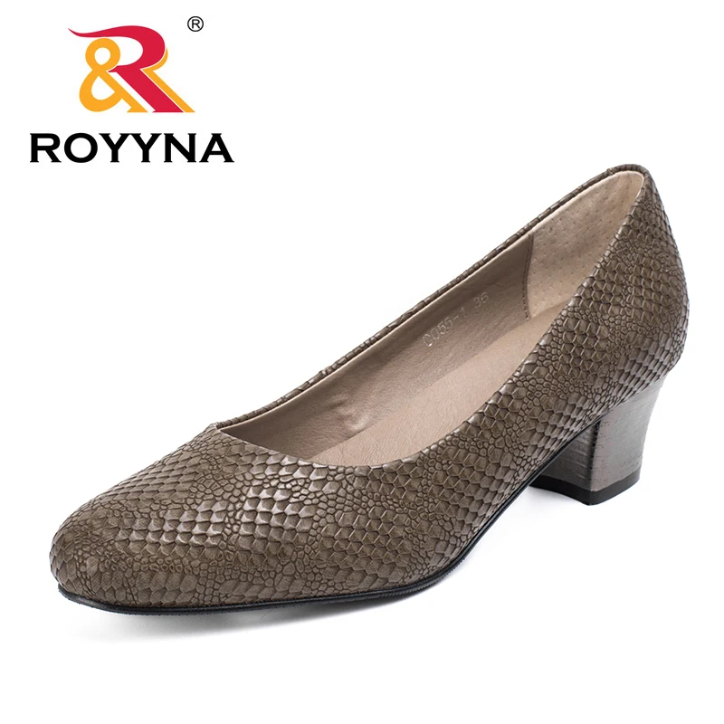 ROYYNA/ г., Популярные стильные женские туфли-лодочки с квадратными каблуками женская обувь из материала под змеиную кожу женская повседневная обувь с закрытым носком