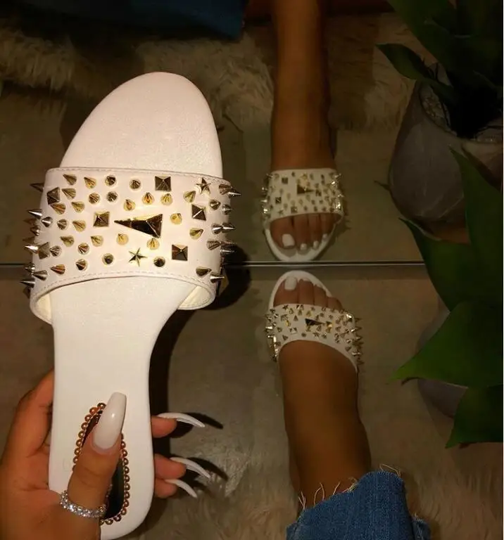 Летние женские сандалии с заклепками и вырезами на плоской подошве открытые