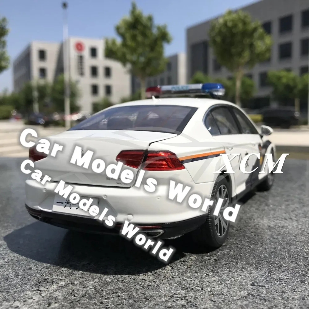Литая под давлением модель автомобиля для нового поколения Magotan B8 Police 1:18 +