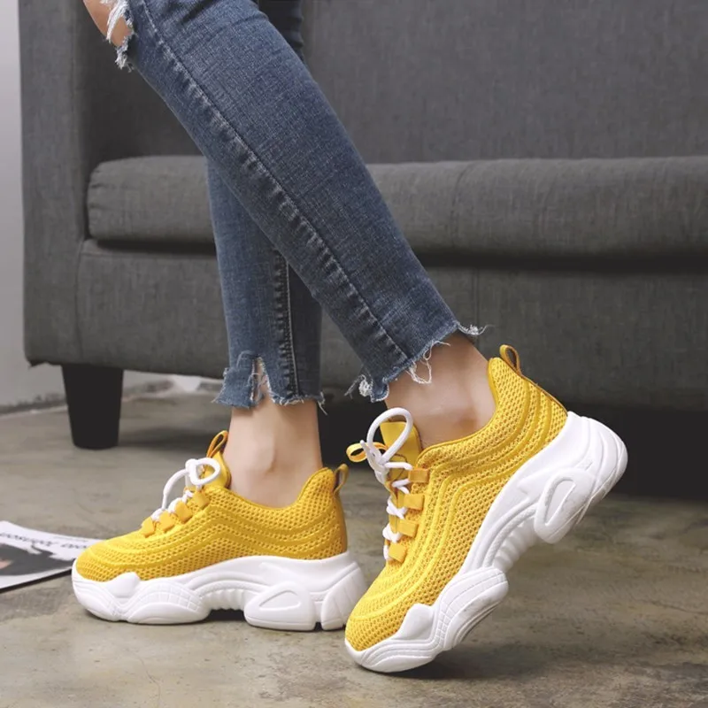 Стильная женская повседневная обувь для влюбленных; кожаные кроссовки на платформе в стиле Харадзюку; обувь на толстой плоской подошве; обувь для тенниса на танкетке; обувь для прогулок; Цвет Черный